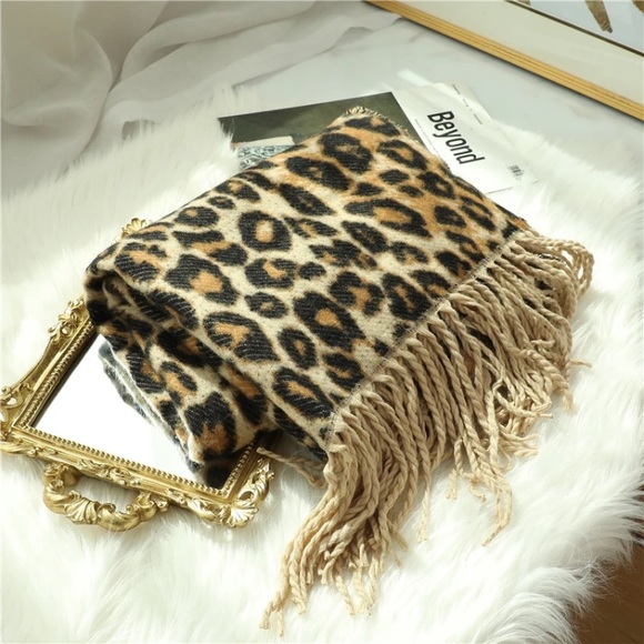 New! Cashmere Leopard Blanket Scarf - Picture 5 of 8